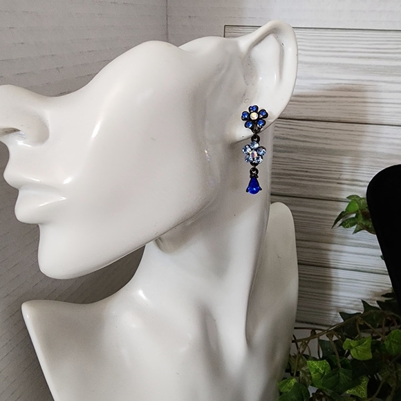 Gunmetal Silver w/ Blue and AB Crystal   Stones Butterfly Necklace Earrings Set - Picture 2 of 11